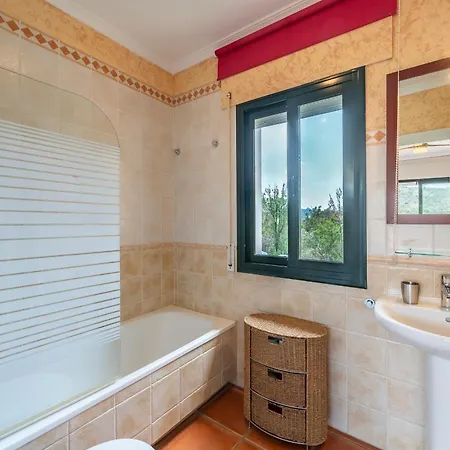 Amazing House With 3br And Private Pool *